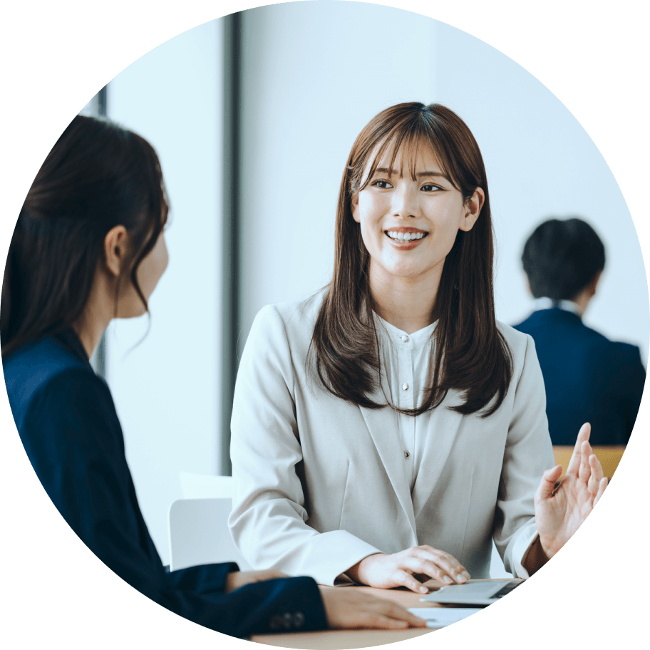 商談をする女性の営業のイメージ